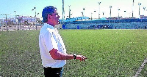 Selu da instrucciones en un partido del Albaida del pasado curso en Hytasa. Selu da instrucciones en un partido del Albaida del pasado curso en Hytasa.