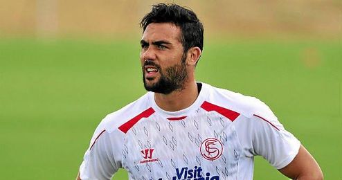Iborra durante un entrenamiento con el Sevilla. Iborra durante un entrenamiento con el Sevilla.