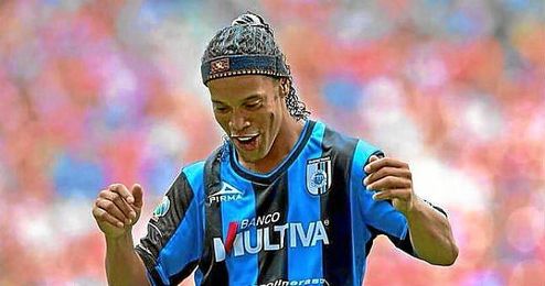 Ronaldinho celebra un gol con el Querétaro. Ronaldinho celebra un gol con el Querétaro.