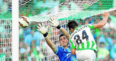 La puntería del ´24´ de Heliópolis desde que empezó este año le haría merecedor de un sitio en la selección española, donde Del Bosque no le ha llamado. La puntería del ´24´ de Heliópolis desde que empezó este año le haría merecedor de un sitio en la selección española, donde Del Bosque no le ha llamado.