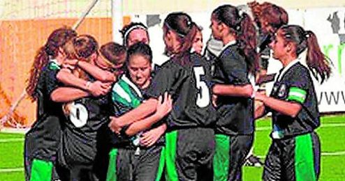Las jugadoras de la selección sub 18 celebran el pase logrado para la segunda fase. Las jugadoras de la selección sub 18 celebran el pase logrado para la segunda fase.