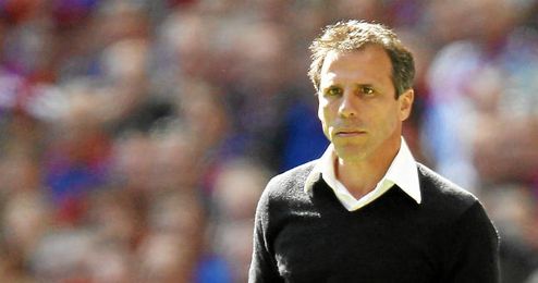 Zola actuando como entrenador. Zola actuando como entrenador.