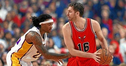 Gasol protege el balón ante un jugador de los Lakers. Gasol protege el balón ante un jugador de los Lakers.