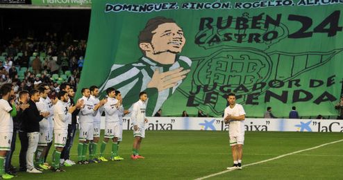 Rubén Castro junto a sus compañeros el día de su homenaje en el Benito Villamarín. Rubén Castro junto a sus compañeros el día de su homenaje en el Benito Villamarín.