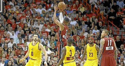 Wade se eleva entre los jugadores de los ´Cavs´. Wade se eleva entre los jugadores de los ´Cavs´.