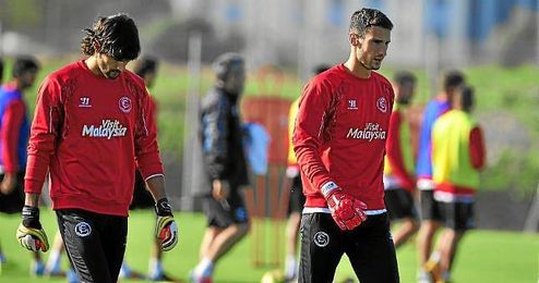Barbosa, durante un entrenamiento junto a Sergio Rico. Barbosa, durante un entrenamiento junto a Sergio Rico.