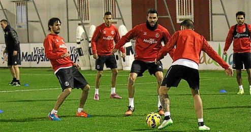 La plantilla del Sevilla regresó ayer a los entrenamientos. La plantilla del Sevilla regresó ayer a los entrenamientos.