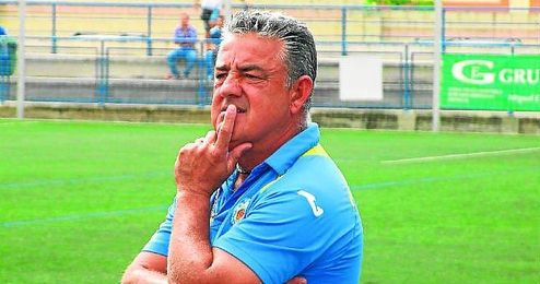 Emilio López dirigiendo a su equipo en un encuentro ante el Cabecense. Emilio López dirigiendo a su equipo en un encuentro ante el Cabecense.
