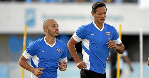 Santa Cruz, en un entrenamiento del Málaga junto a Amrabat. Santa Cruz, en un entrenamiento del Málaga junto a Amrabat.