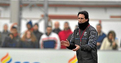 Emery dirigiendo el entrenamiento. Emery dirigiendo el entrenamiento.