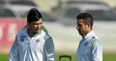 Lolo Reyes junto a Rubén Castro en un entrenamiento. Lolo Reyes junto a Rubén Castro en un entrenamiento.