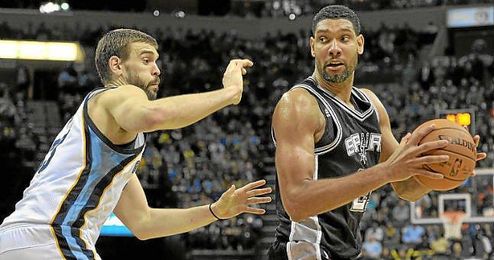 Marc Gasol presiona a Tim Duncan en el partido de la pasada madrugada. Marc Gasol presiona a Tim Duncan en el partido de la pasada madrugada.