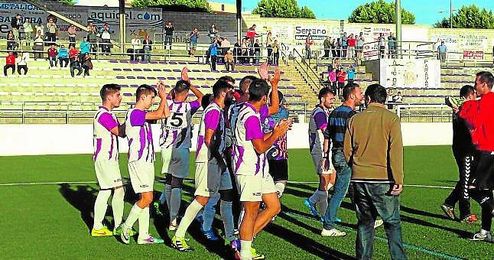 El Paradas celebra una victoria conseguida en la presente temporada; los albivioletas son segundos en la tabla. El Paradas celebra una victoria conseguida en la presente temporada; los albivioletas son segundos en la tabla.