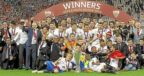 El Sevilla se alzó este año con su tercera Europa League tras vencer al Benfica. El Sevilla se alzó este año con su tercera Europa League tras vencer al Benfica.