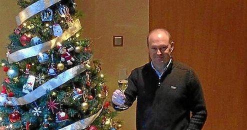 Mel posando junto a su árbol de Navidad. Mel posando junto a su árbol de Navidad.
