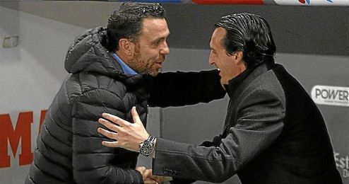 Emery y Sergio se saludan antes del comienzo. Emery y Sergio se saludan antes del comienzo.