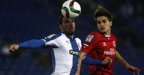 Arbilla y Denis Suárez pugnan por un balón. Arbilla y Denis Suárez pugnan por un balón.