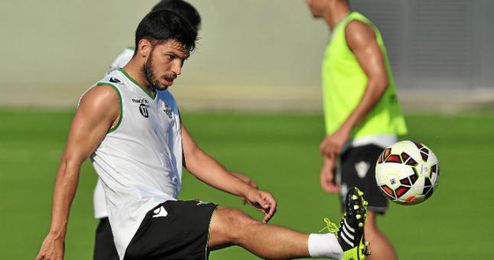 Pacheco en un entrenamiento con el Real Betis. Pacheco en un entrenamiento con el Real Betis.