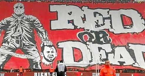 La afición del Standard desplegó una pancarta ofensiva contra Defour. La afición del Standard desplegó una pancarta ofensiva contra Defour.
