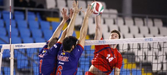 El Fundación Cajasol Voley superó con claridad al Emevé de Lugo. El Fundación Cajasol Voley superó con claridad al Emevé de Lugo.