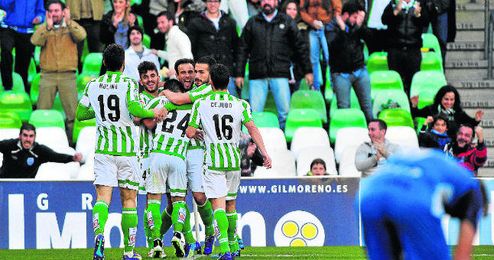 El plantel verdiblanco celebra el tanto conseguido por Dani Ceballos durante la victoria por 2-0 ante el Sabadell en el último partido disputado en el Benito Villamarín. El plantel verdiblanco celebra el tanto conseguido por Dani Ceballos durante la victoria por 2-0 ante el Sabadell en el último partido disputado en el Benito Villamarín.