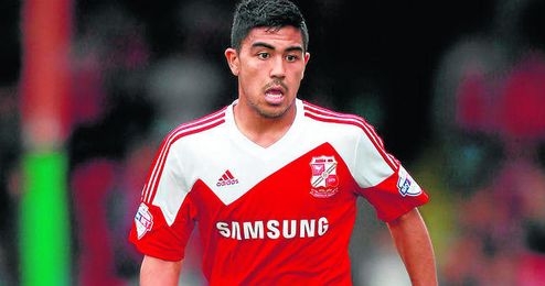 Massimo Luongo, con los colores blanquirrojos del Swindon Town. Massimo Luongo, con los colores blanquirrojos del Swindon Town.