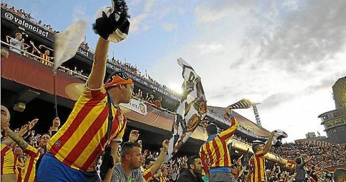 Aficionados valencianistas en el partido frente al Sevilla. Aficionados valencianistas en el partido frente al Sevilla.