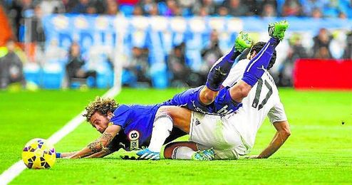 Cañas cae derribado por Arbeloa. Cañas cae derribado por Arbeloa.