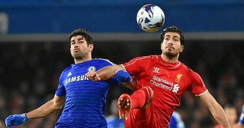 Diego Costa pugna por un balón con Emre Can. Diego Costa pugna por un balón con Emre Can.