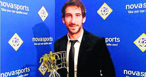 Añete, con el premio de mejor extranjero en la Segunda griega de la 13/14.