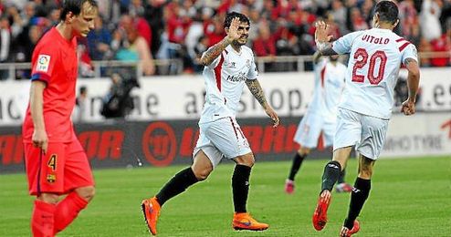 Banega celebra el 1-2 ante el Barça con Vitolo. Banega celebra el 1-2 ante el Barça con Vitolo.