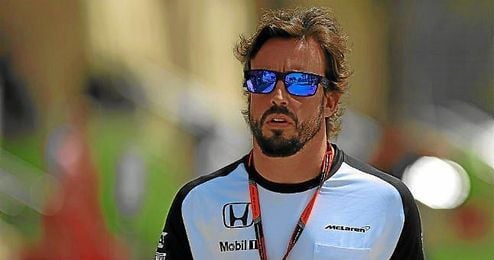 Fernando Alonso, a su llegada al Gran Premio de Bahréin. Fernando Alonso, a su llegada al Gran Premio de Bahréin.