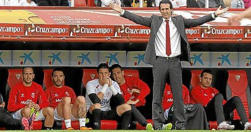 Emery abre los brazos en un lance del Sevilla-Rayo. Emery abre los brazos en un lance del Sevilla-Rayo.