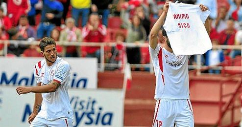 Carriço cómo Iborra dedica su gol a Pareja, más tarde, el luso también lo haría. Carriço cómo Iborra dedica su gol a Pareja, más tarde, el luso también lo haría.