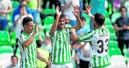 Varela, Ceballos y Castro celebran un gol en el Villamarín. Varela, Ceballos y Castro celebran un gol en el Villamarín.