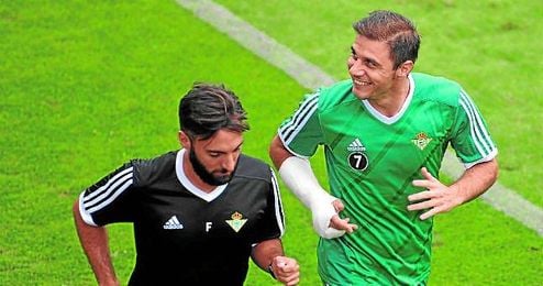 El portuense sonríe a la grada durante su primera sesión sobre el césped de la ciudad deportiva. El portuense sonríe a la grada durante su primera sesión sobre el césped de la ciudad deportiva.