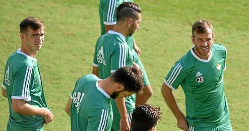 Van der Vaart, en el entrenamiento de ayer con el Betis. Van der Vaart, en el entrenamiento de ayer con el Betis.