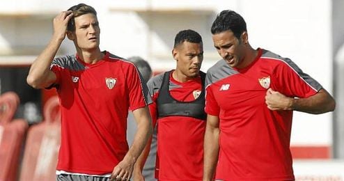 Rami, a la derecha, junto a Andreolli y Kolo, quienes tendrán que suplir la baja de su compañero. Rami, a la derecha, junto a Andreolli y Kolo, quienes tendrán que suplir la baja de su compañero.