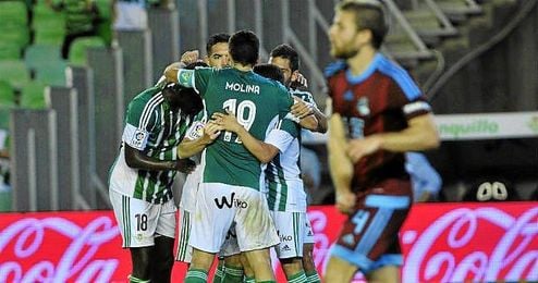 Los jugadores verdiblancos festejan el gol ante la Real Sociedad. Los jugadores verdiblancos festejan el gol ante la Real Sociedad.