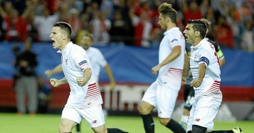 Gameiro celebra el primer gol del Sevilla. Gameiro celebra el primer gol del Sevilla.