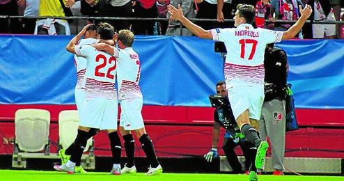 Los futbolistas del Sevilla celebran el tanto de Konoplyanka ante el Gladbach. Los futbolistas del Sevilla celebran el tanto de Konoplyanka ante el Gladbach.