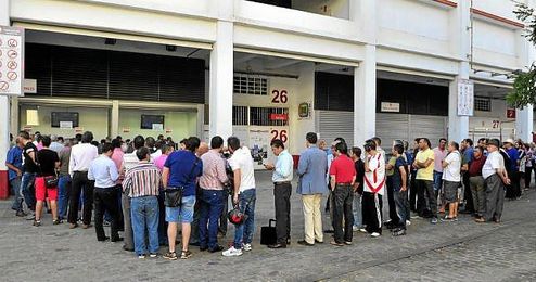 Colas en los aledaños del Pizjuán. Colas en los aledaños del Pizjuán.