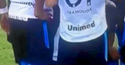 Fue pillado a pesar de que sus compañeros hicieron pantalla. Fue pillado a pesar de que sus compañeros hicieron pantalla.