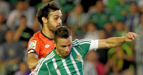 Arribas derribó a Rubén Castro, pero el árbitro no vio penalti. Arribas derribó a Rubén Castro, pero el árbitro no vio penalti.