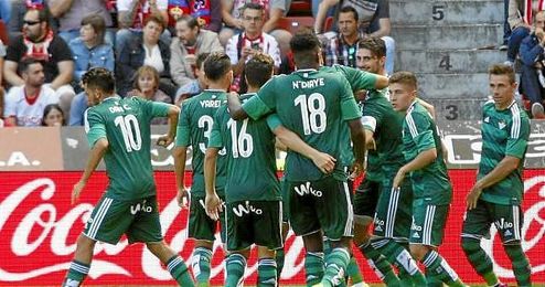 En la imagen, Rubén celebra con sus compañeros el tanto del empate.