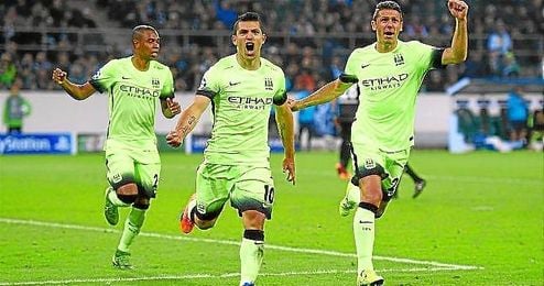 Agüero celebra el tanto de la victoria en el Borussia Park. Agüero celebra el tanto de la victoria en el Borussia Park.