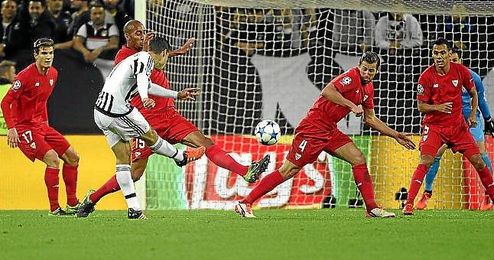 Disparo de Hernanes ante la zaga sevillista. Disparo de Hernanes ante la zaga sevillista.