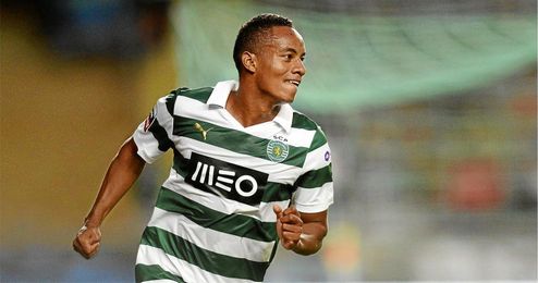 Carrillo celebra un tanto con el Sporting. Carrillo celebra un tanto con el Sporting.