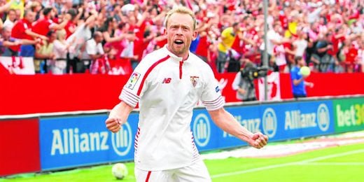 Krohn-Dehli celebra con rabia el gol anotado contra el Barcelona. Krohn-Dehli celebra con rabia el gol anotado contra el Barcelona.