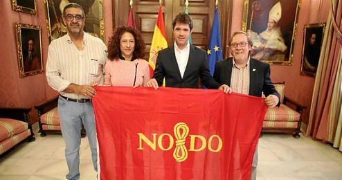 Imagen tomada durante la recepción con la bandera de Sevilla. Imagen tomada durante la recepción con la bandera de Sevilla.